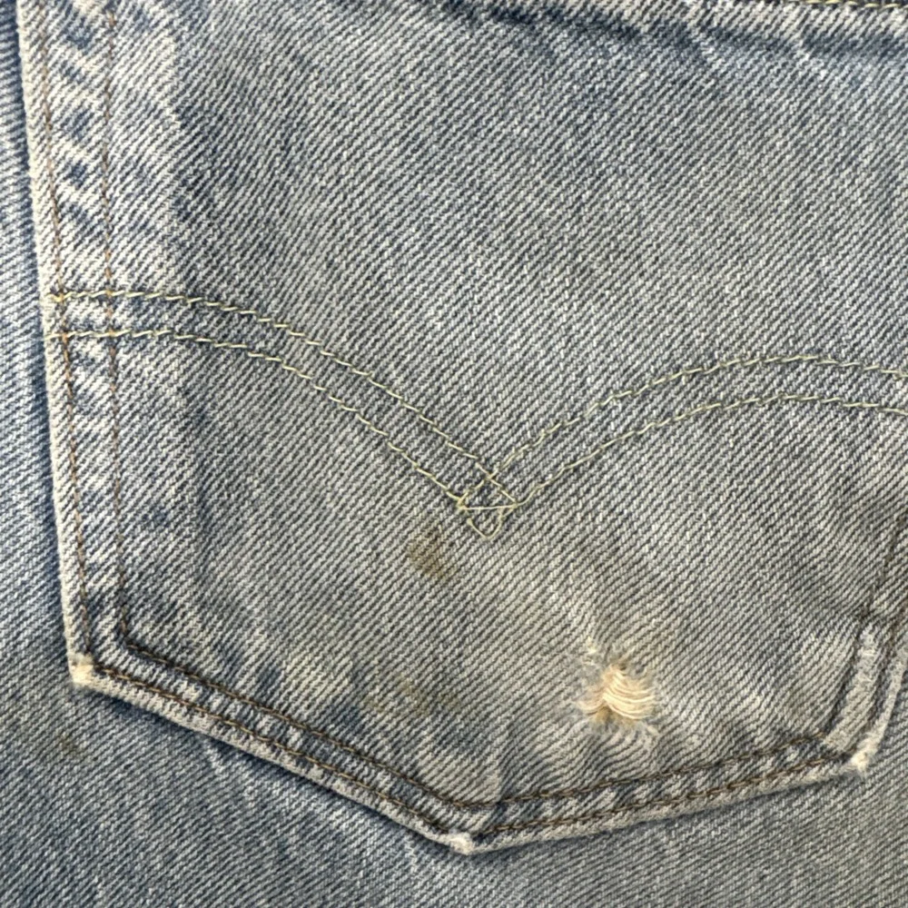Levi's Distressed 28x28‎